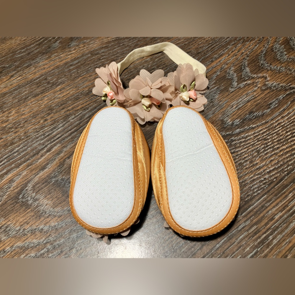 Infant shoes and matching headband - Picture 2 of 4
